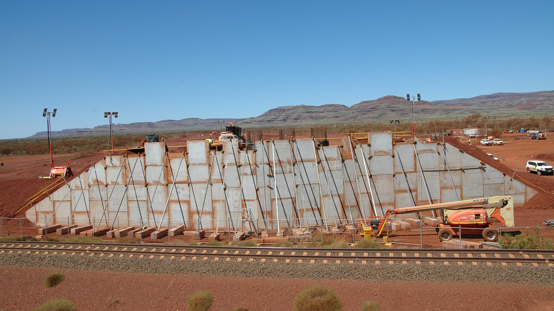 Rail wall