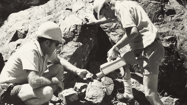 Monitoring ore at Australia’s Mary Kathleen mine, 1972