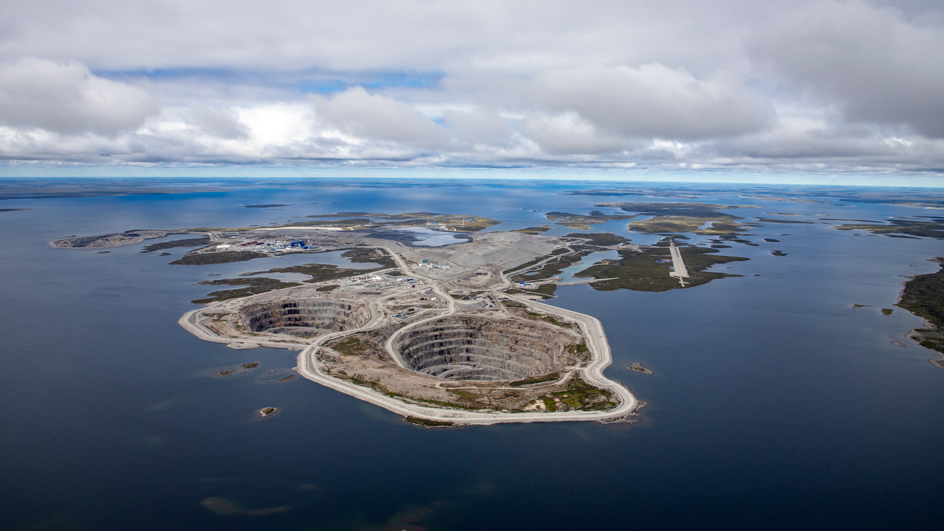 Aerial view of the Diavik mine